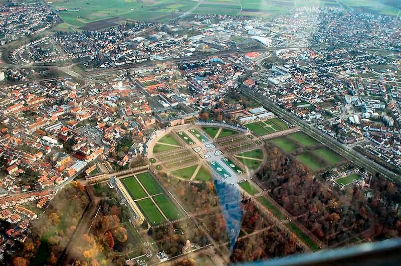 Datei:Schwetzinger Schlossgarten Luftaufnahme 01.jpg