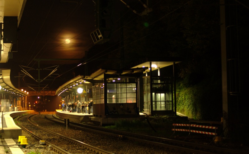 Datei:Karlstorbahnhof Bahnsteig.jpg