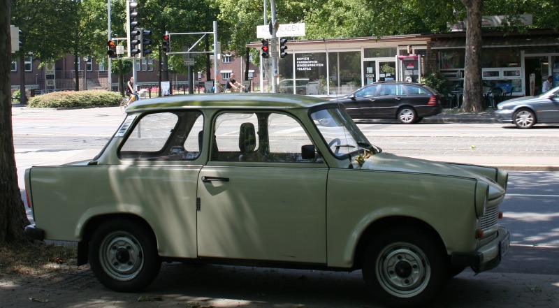Datei:Ostalgie Heidelberg Trabbi und Ampelmännchen.jpg