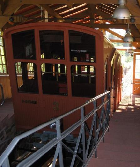 Datei:Bergbahn Waggon.jpg