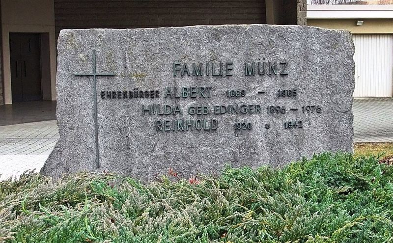Datei:Albert Münz Grabstein.JPG