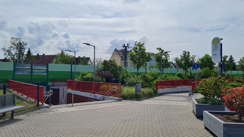 Datei:Hofheim (Ried) Bahnhof Eingang West.jpg