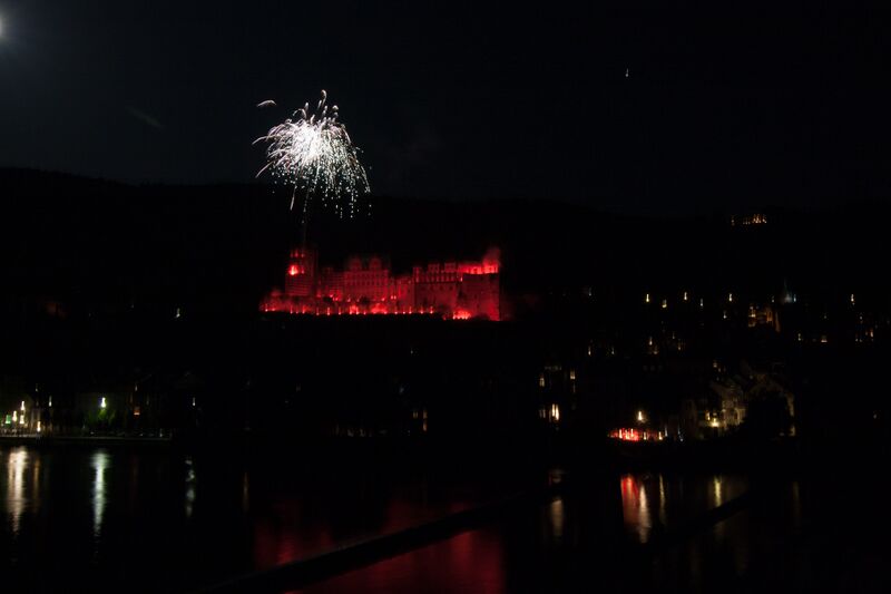 Datei:Heidelberger Schloss in bengalischem Feuer2.jpg