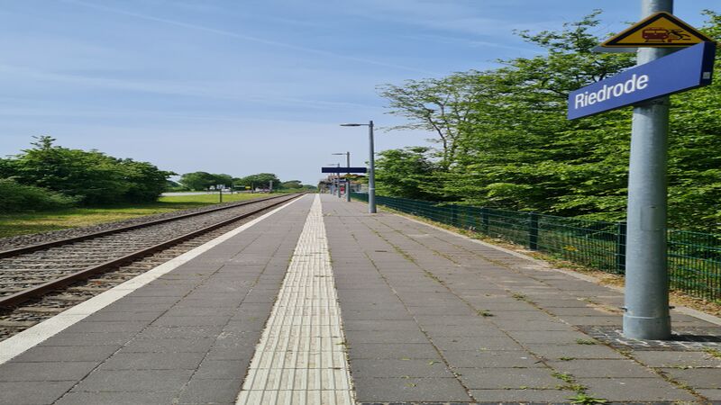 Datei:Riedrode Bahnhof Bahnsteig.jpg