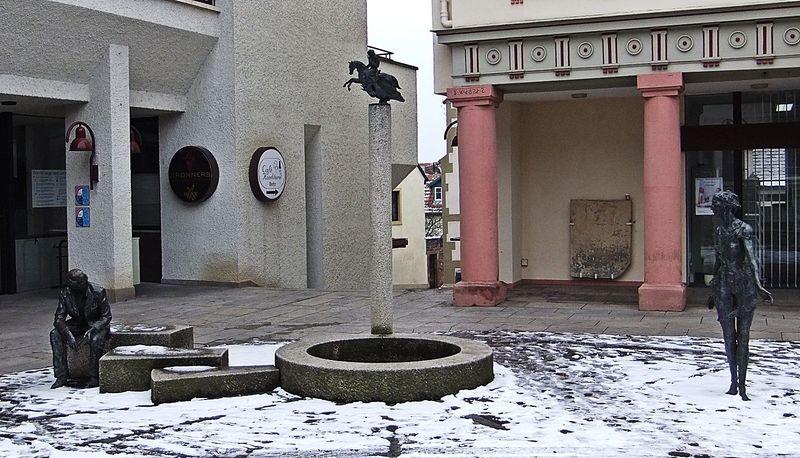 Datei:Guppenplastik Rathäuser Wiesloch.JPG