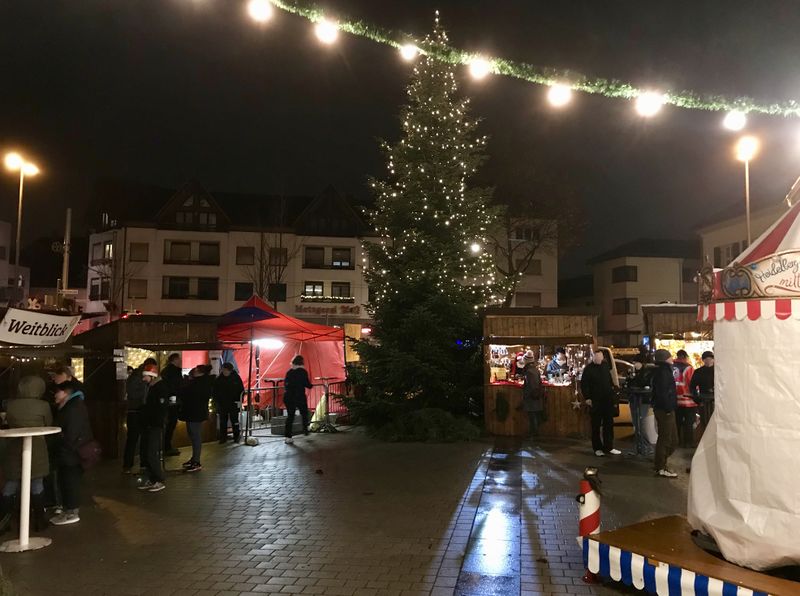 Datei:Weihanchtsmarkt Kirchheim 2018.jpg