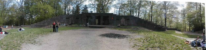 Datei:Thingstätte Panorama Bühne 200604301700 LQ.jpg