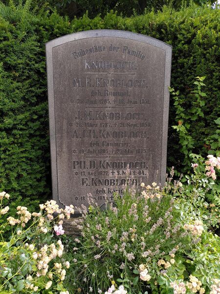 Datei:Nordpark Grabstein Knobloch.jpeg