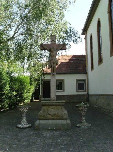 Datei:Katholische Kirche Zeiskam Kreuz.jpg