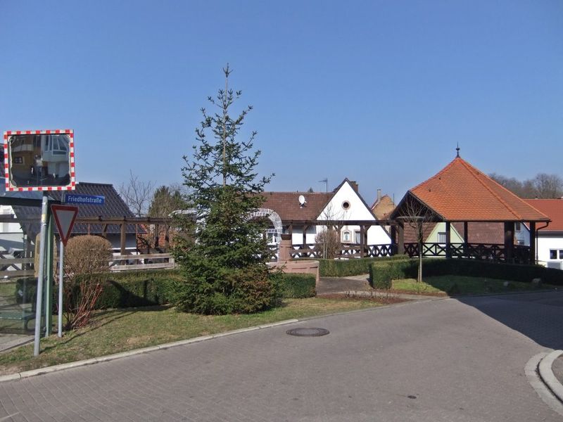 Datei:Malschenberg Alte Kirche Platz.JPG