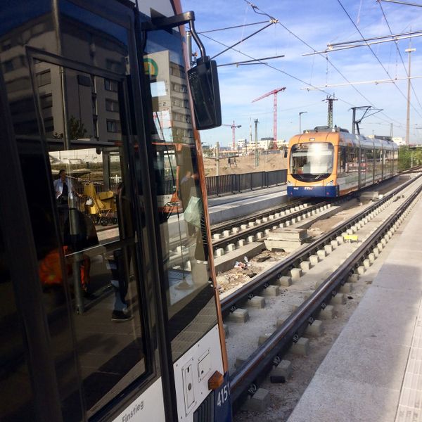 Datei:Zwei Bahnen begegnen sich Heidelberg Hauptbahnhof West.jpg