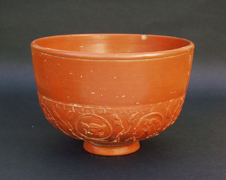 Datei:Terra Sigillata Gefäß - um 200 n chr.jpg