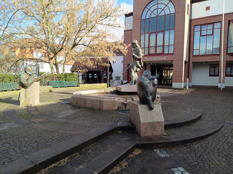 Datei:Lederstrumpfbrunnen Edenkoben 2.jpeg