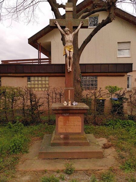 Datei:Friedhofkreuz Mörlheim.jpg