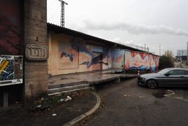 ehemalige Laderampe mit Wandgemälden