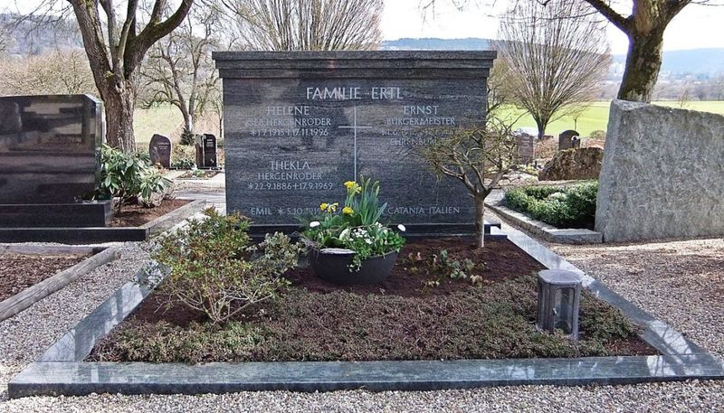Datei:Ernst Ertl Grab.JPG