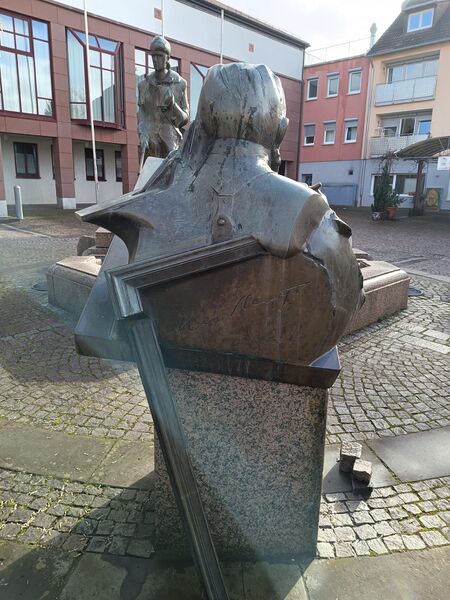 Datei:Lederstrumpfbrunnen Edenkoben 9.jpeg