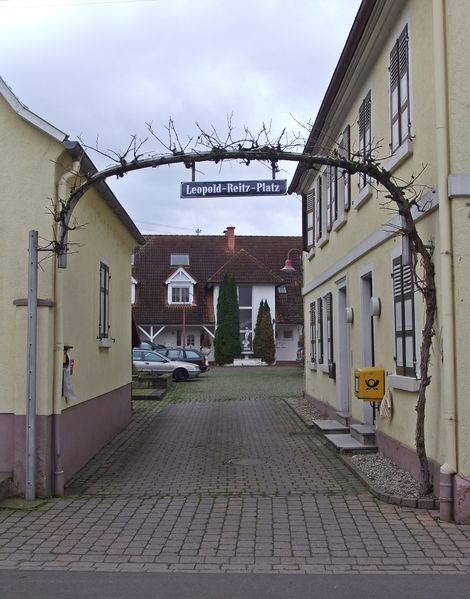 Datei:Leopold-Reitz-Platz Böbingen.JPG