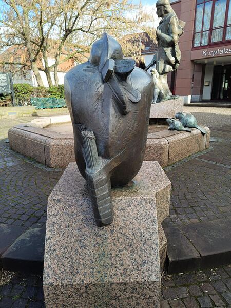 Datei:Lederstrumpfbrunnen Edenkoben 4.jpeg