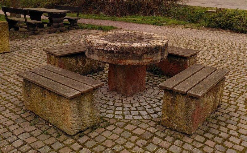 Datei:Mühlstein Mörlheim.jpg