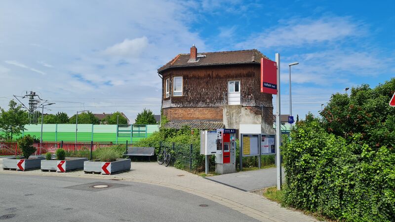 Datei:Hofheim (Ried) Bahnhof Eingang Ost.jpg