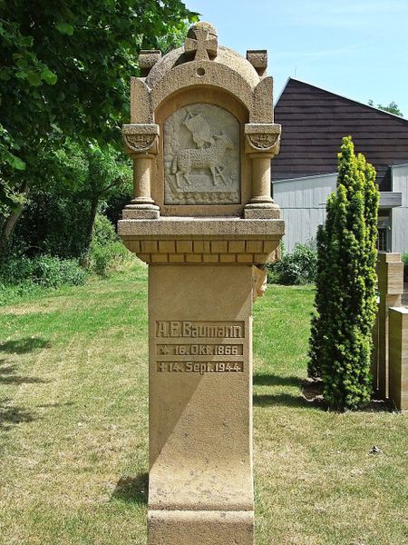 Datei:A B Baumann Grabstein Hördt.JPG