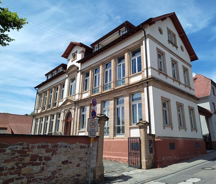 Datei:Alte Schule Essingen .jpeg