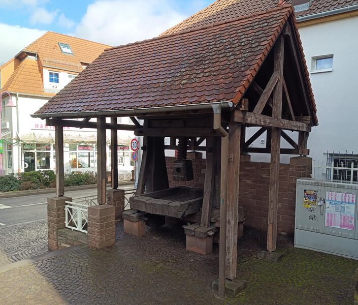Datei:Weinpresse Kurpfalzsaal Edenkoben.jpeg
