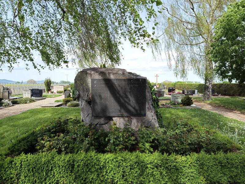 Datei:Gefallenendenkmal Kleinfischlingen.jpeg