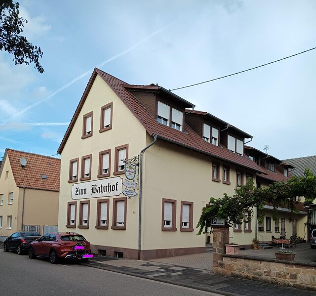 Datei:Zum Bahnhof Mörlheim.jpeg