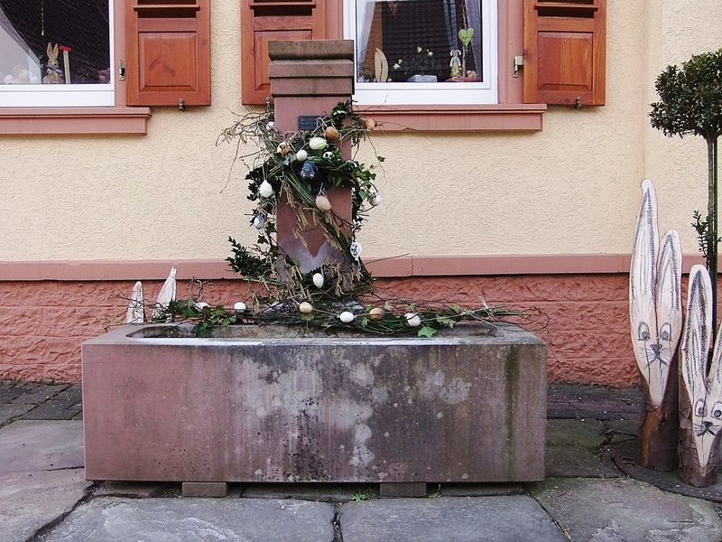 Datei:Asbach Brunnen Ortsstraße 20.JPG