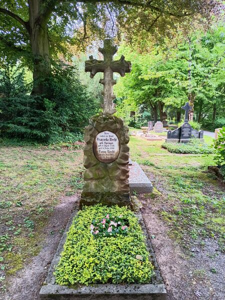 Datei:Grab Fanny Becht.jpeg