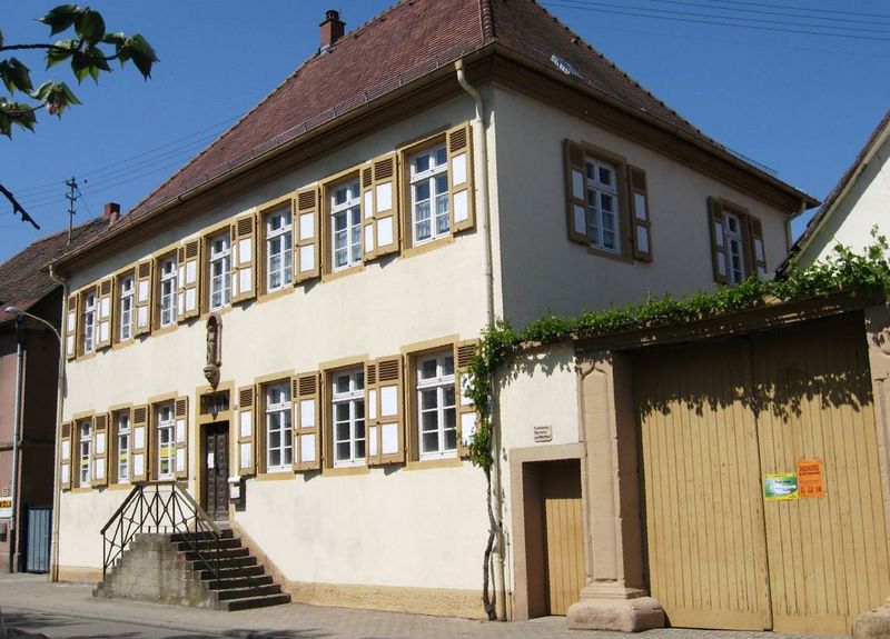 Datei:Katholisches Pfarrhaus Zeiskam.jpg