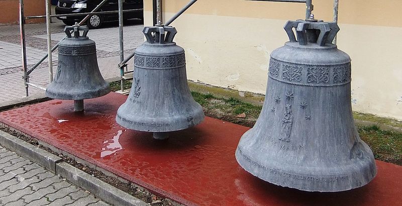 Datei:Alte Glocken St Nikolaus Rotenberg.JPG