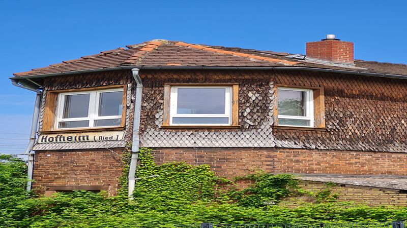 Datei:Hofheim (Ried) Bahnhof Stellwerk.jpg