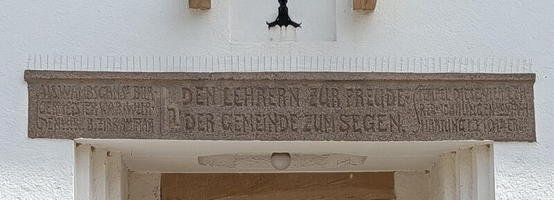 Datei:Schulstraße Essingen Naus Nr 1 Türbalken.jpeg