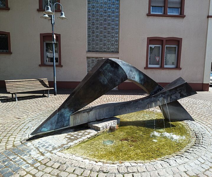 Datei:Brunnen Kantor-Josef-Jacob-Platz Rheingönheim.jpeg