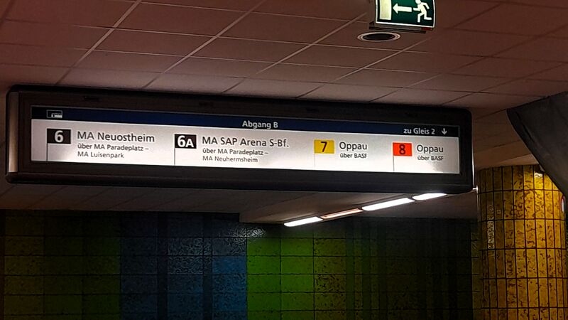 Datei:Rathaus Gleis 2 Linien.jpg