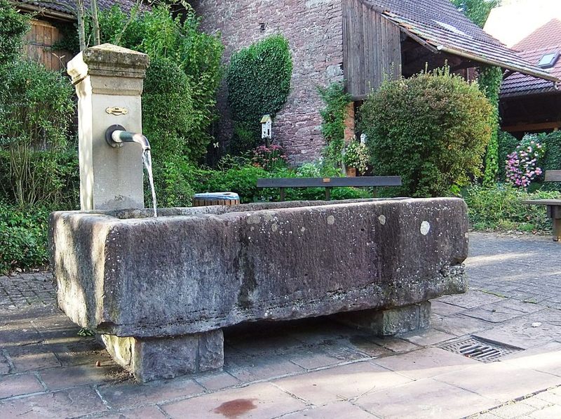 Datei:Brunnen Mörtelstein.JPG