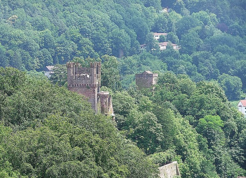 Datei:Mittel- und Vorderburg Neckarsteinach.JPG