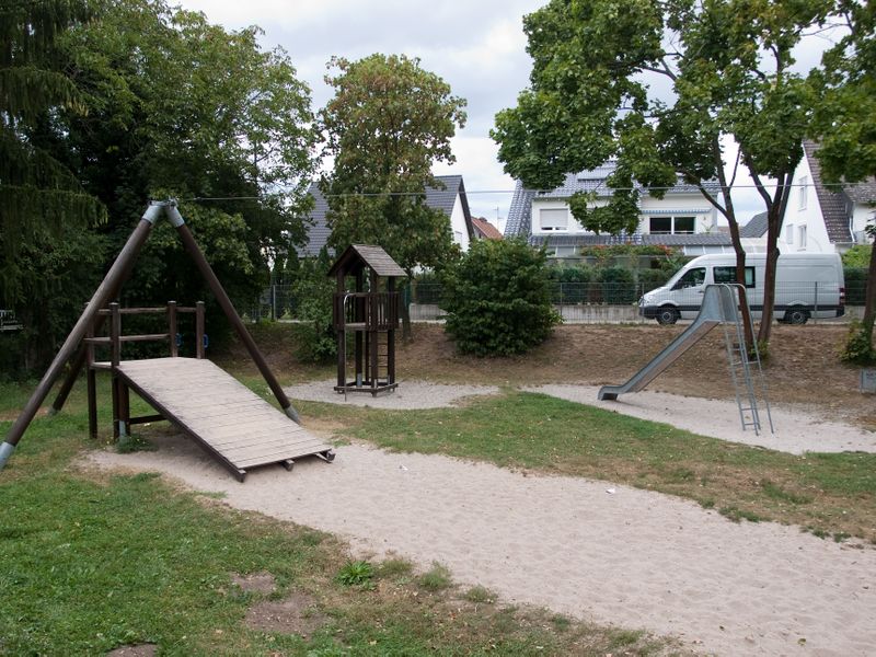 Datei:Spielplatz Maschinenweg-11.jpg