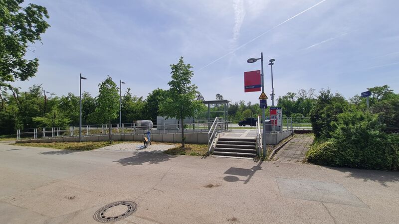 Datei:Riedrode Bahnhof Eingang.jpg