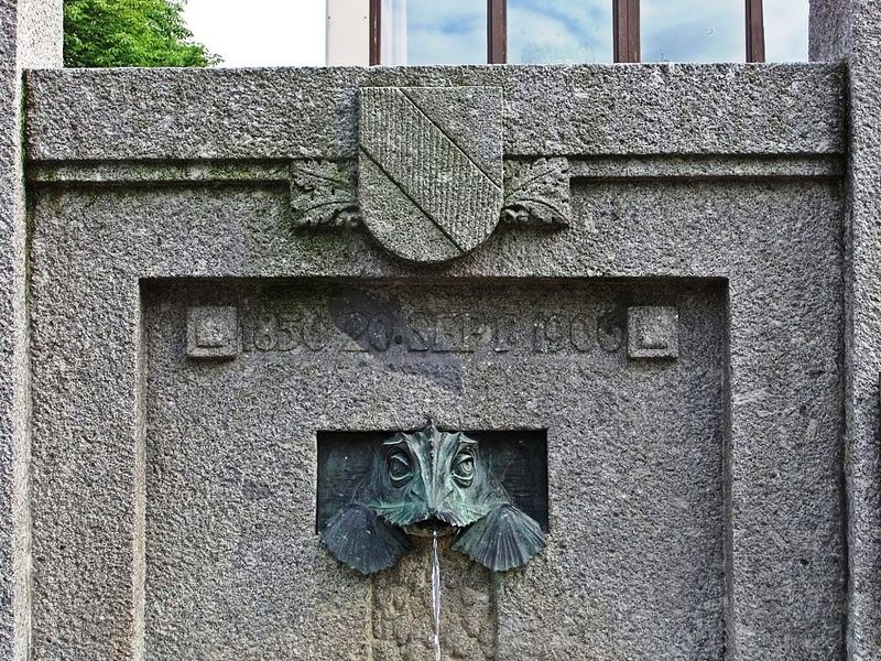 Datei:Brunnen Bahnhof Schwetzingen 4.JPG