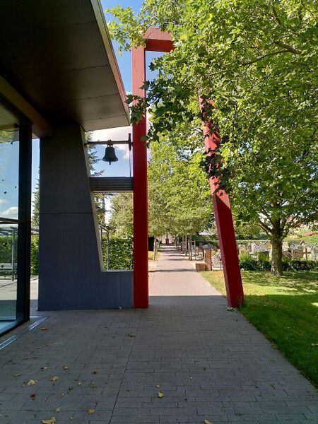 Datei:Aussegnungshalle Ottersheim Glocke.jpg