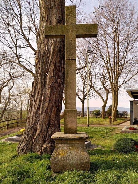 Datei:Friedhofkreuz Wollmesheim.jpg
