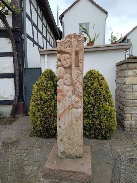 Datei:Stele Hauptstraße 77 Hayna 1.jpeg