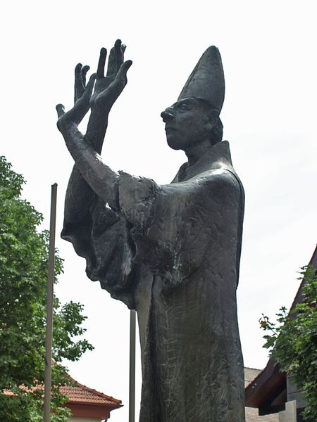 Datei:Ladenburg-UNussPlastik-Bischof-03.jpg