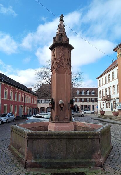 Datei:Marktbrunnen Edenkoben 2.jpeg