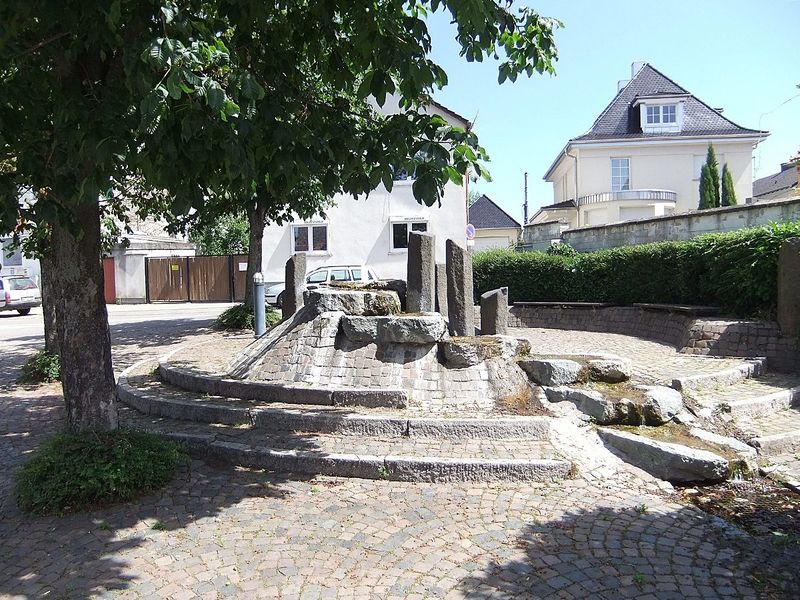 Datei:Dorfbrunnen Hördt 01.JPG