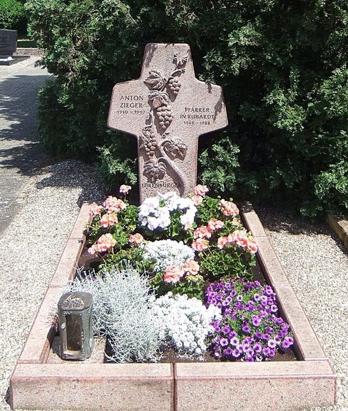 Datei:Anton Zieger Grab Kuhardt.JPG